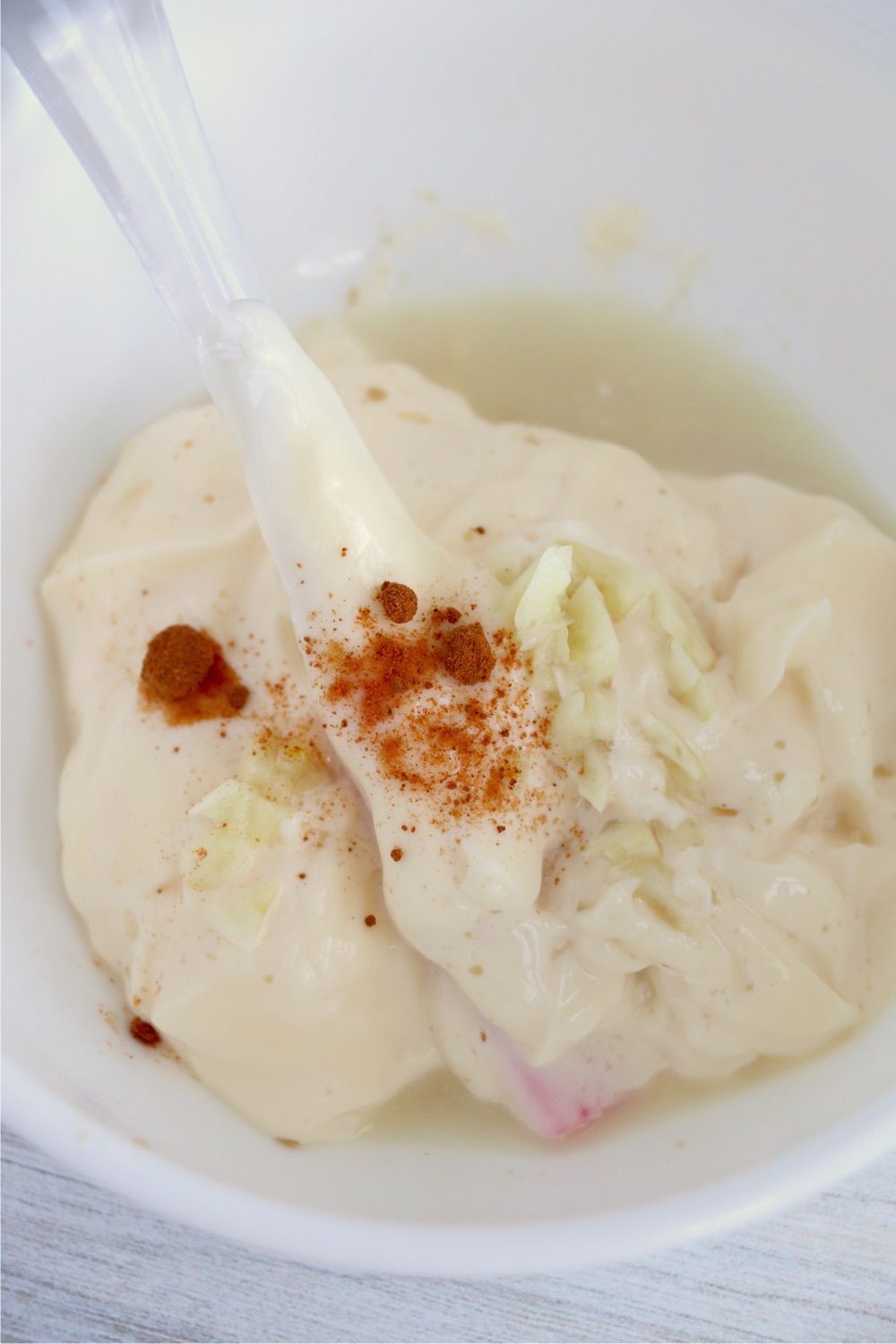Mixing mayonnaise, garlic, lemon juice and cayenne pepper in bowl