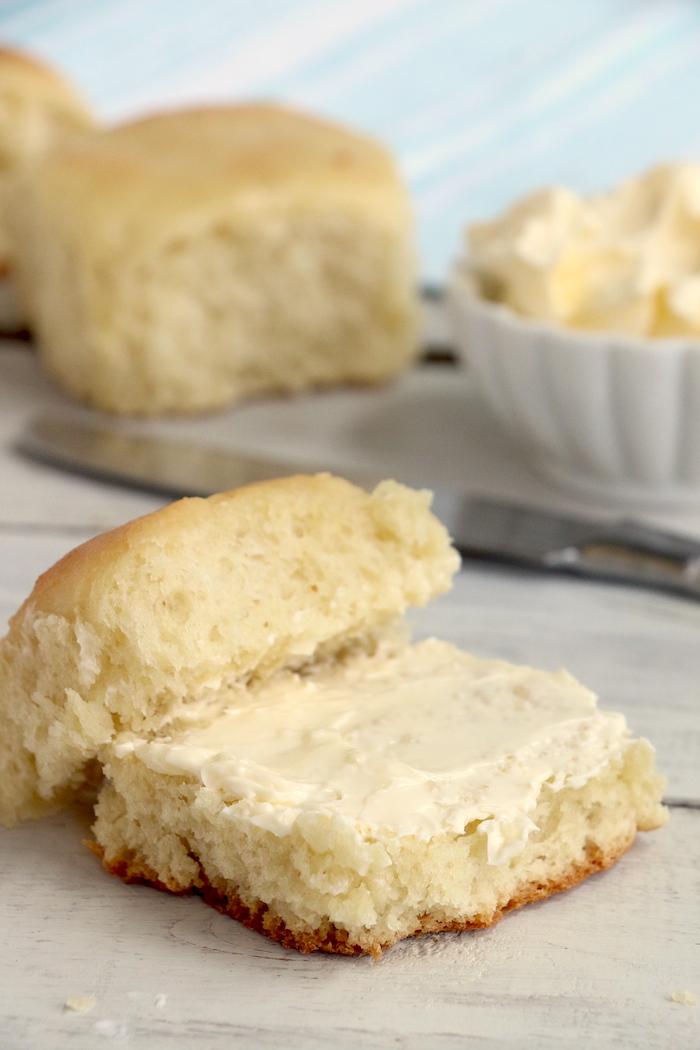 Easy Dinner Rolls - Delicious, freshly baked dinner rolls that come together easily for a holiday celebration or no-fuss weeknight meal! 