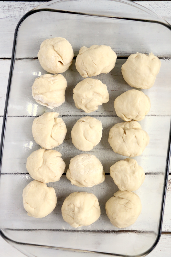 Easy Dinner Rolls - Delicious, freshly baked dinner rolls that come together easily for a holiday celebration or no-fuss weeknight meal! 