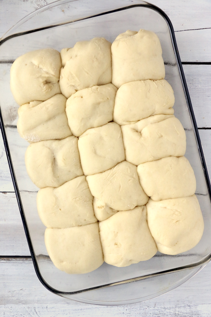 Easy Dinner Rolls - Delicious, freshly baked dinner rolls that come together easily for a holiday celebration or no-fuss weeknight meal! 