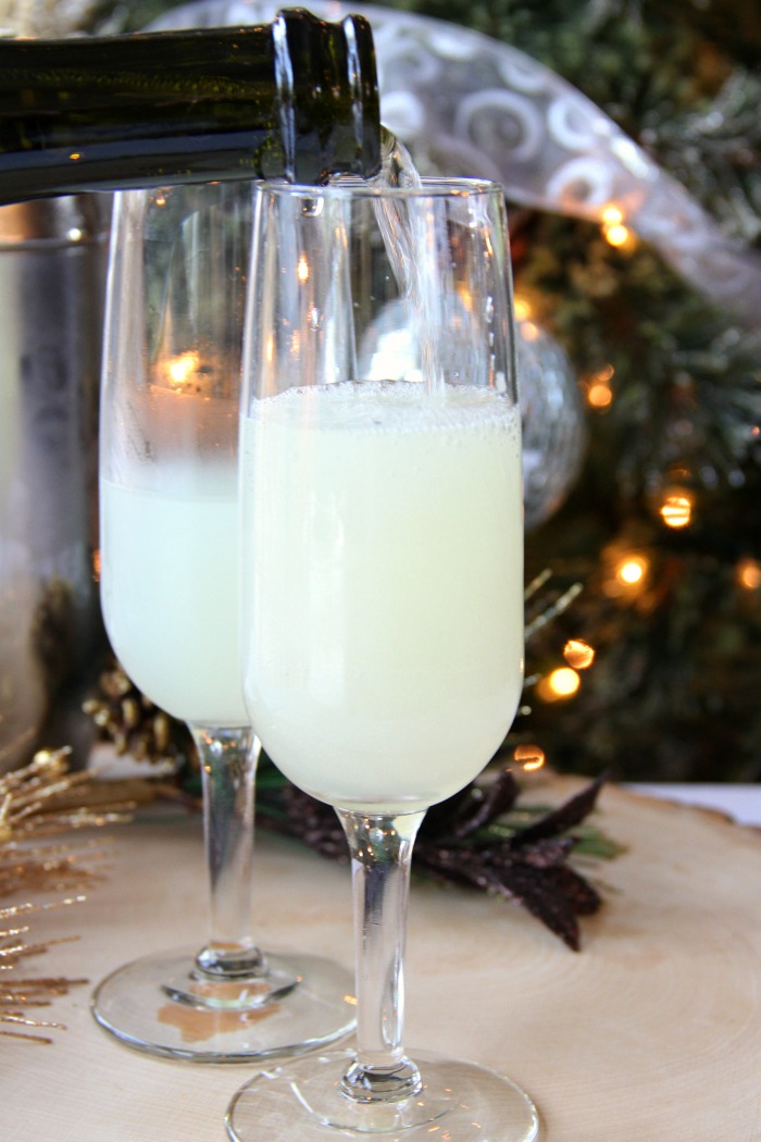 French 75 Champagne Cocktail - An elegant champagne cocktail with history that goes back to WWI. A perfect drink for parties and celebrations, especially New Year's Eve! 