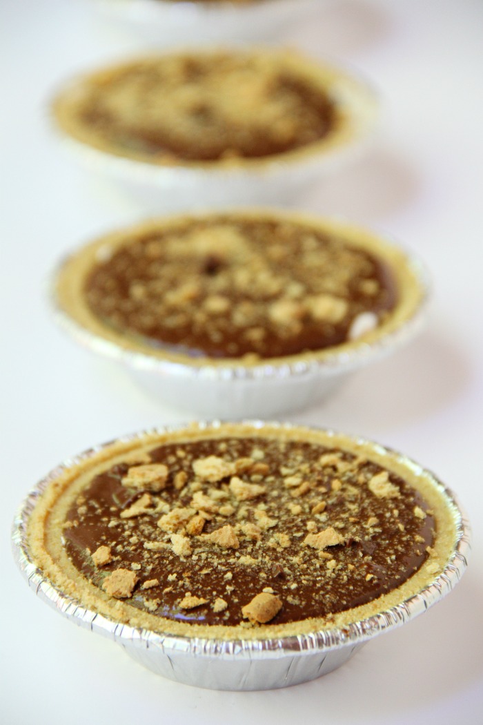 No-Bake S'mores Tarts - A delicious spin on the traditional s'more. These 5-ingredient mini pies are filled with marshmallow creme, chocolate and peanut butter. The perfect end to a summer BBQ! 
